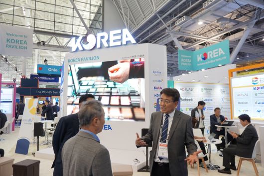 오승록 노원구청장이 16일(현지시간) 미국 메사추세츠주 보스턴 컨벤션·엑시비션 센터에서 열린 '2025 바이오 인터내셔널 컨벤션(바이오 USA)'에서 이승규 한국바이오협회 부회장에게 조성 계획을 설명하고 있다.(사진=노원구청)