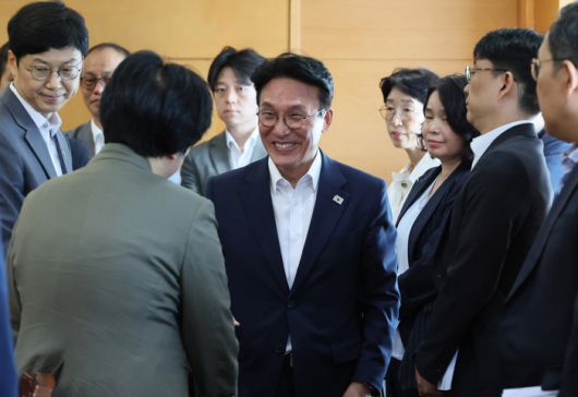 김민석 국무총리 후보자가 17일 서울 종로구 통의동 금융감독연수원에 마련된 청문회 준비단 사무실에서 열린 사회분야 부처 업무보고에 참석하며 인사를 나누고 있다. 연합뉴스.