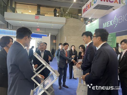 (왼쪽 첫 번째부터)최경은 에스티젠바이오 대표, 박재홍 동아에스티 R&D 총괄사장,성무제 에스티팜 대표가 신유열 롯데바이오로직스 글로벌전략실장과 제임스박 롯데바이오로직스 대표에게 기념품으로 액상비타민을 전달했다.