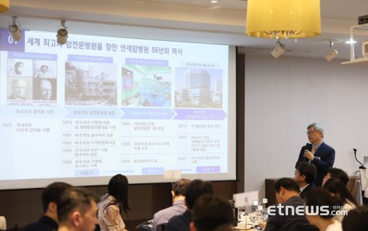 최진섭 연세암병원 병원장이 17일 열린 기자간담회에서 설명하고 있다.