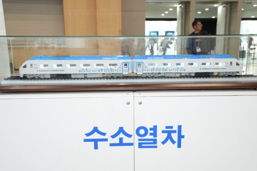 철도연 부스에 전시된 수소열차 축소 모형