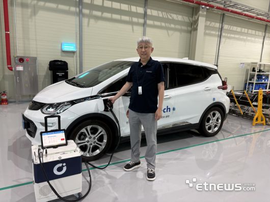 홍영진 민테크 대표가 '전기차 배터리 신속진단시스템'을 소개하고 있다.