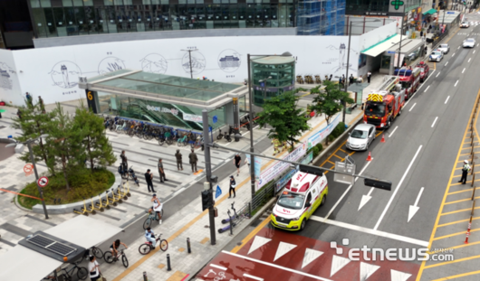 화랑훈련 중 미사역 6번 출구에서 민·관·군이 협동하여 훈련을 수행하고 있다.