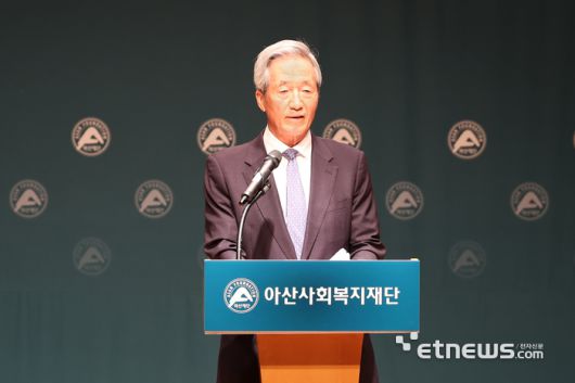 아산사회복지재단이 19일 서울 종로구 아산정책연구원에서 학계 전문가들을 초청해 개최한 '돌봄 위기와 삶의 질, 그리고 사회복지 방향' 심포지엄에서 정몽준 이사장이 인사말을 하고 있다.