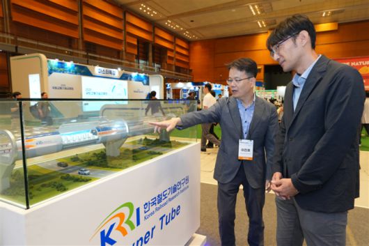 이진호 철도연 책임연구원이 2025 국토교통기술교류회에서 참관객에게 하이퍼튜브 기술을 설명하고 있다.