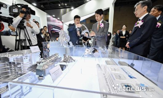 2024 수출붐업코리아 수출상담회가 23일 경기 고양시 킨텍스에서 열렸다. 안덕근 산업통상자원부 장관이 전기차에 들어가는 국내 소부장 기업들의 부품을 살펴보고 있다.  이동근기자 foto@etnews.com