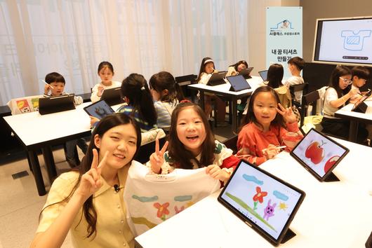 삼성스토어 대전에서 진행된 '갤럭시와 함께하는 AI 클래스 @삼성스토어'에서 아이들이 갤럭시 AI를 활용한 티셔츠 만들기를 체험하는 모습
