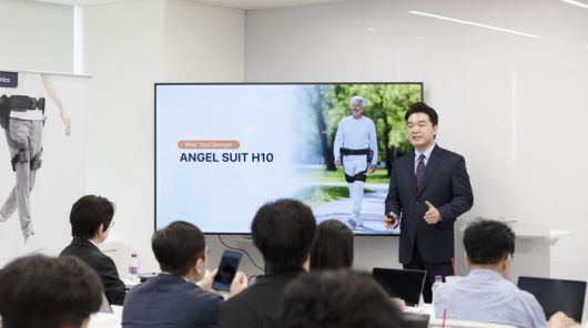 조남민 엔젤로보틱스 대표가 19일 기자간담회에서 신제품을 소개하고 있다. (사진=엔젤로보틱스)