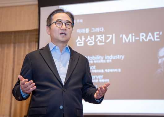 장덕현 삼성전기 사장이 지난 1월 미국 라스베이거스 앙코르 호텔에서 열린 'CES 2025' 기자 간담회에서 발언하고 있다. (사진=삼성전기)