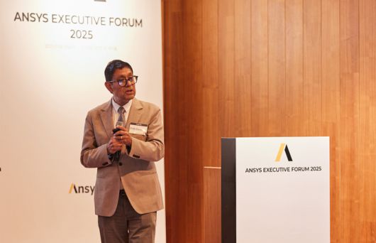 앤시스코리아가 지난 19일 신라호텔 영빈관에서 개최한 '앤시스 이규제큐티브 포럼 2025'에서 프리스 바네르지(Pirth Banerjee) 최고기술책임자(CTO)가 발표를 진행하고 있다.