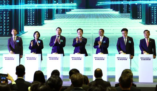 이재명 대통령, 울산 AI 데이터 센터 출범식 세리머니     (울산=연합뉴스) 홍해인 기자 = 이재명 대통령이 20일 울산전시컨벤션센터에서 열린 울산 인공지능(AI) 데이터 센터 출범식에서 참석자들과 함께 기념 세리머니에 참여하고 있다.     왼쪽부터 안덕근 산업통상자원부 장관, 최민희 국회 과학기술정보방송통신위원장, 최태원 SK그룹 회장, 이 대통령, 아마존웹서비스(AWS) 프라사드 칼야나라만 인프라 총괄 대표, 유상임 과학기술정보통신부 장관, 김두겸 울산광역시장.  2025.6.20 [대통령실통신사진기자단]     hihong@yna.co.kr (끝)