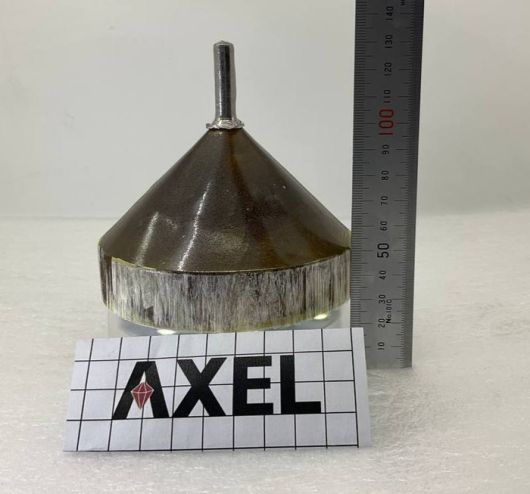 악셀이 세계 두 번째로 개발 성공한 4인치 산화갈륨 단결정.