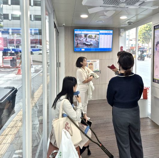 냉방시설이 있는 스마트복합쉼터에서 버스를 기다리는 주민들. 사진=관악구 제공