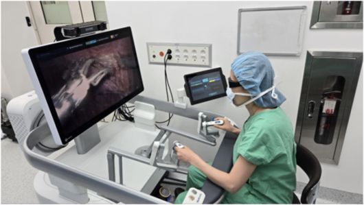 이마리아 서울대병원 산부인과 교수가 휴고 로봇 수술 시스템을 조정하며 난소암 수술을 진행하는 모습.(사진=서울대병원)