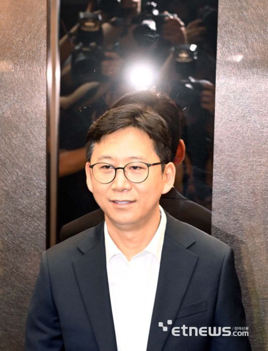 배경훈 과학기술정보통신부 장관 후보자가 24일 서울 종로구 광화문우체국에 마련된 인사청문회 준비 사무실로 출근하고 있다. 김민수기자 mskim@etnews.com