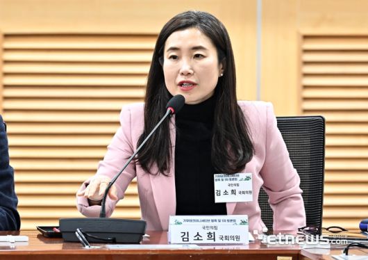 기후테크이니셔티브 발족 및 1차 토론회가 '탄소중립 게임체인저, 기후테크 육성'을 주제로 22일 서울 여의도 국회 의원회관에서 열렸다. 김소희 국민의힘 의원이 축사를 하고 있다.  이동근기자 foto@etnews.com