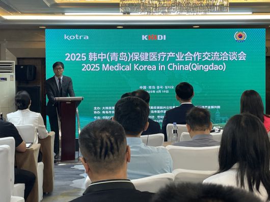 황성은 한국보건산업진흥원 의료기기화장품산업단장이 19일 중국 칭다오 인터컨티넨탈 호텔에서 열린 '2025 메디컬코리아 인 차이나'에서 축사를 낭독하고 있다.