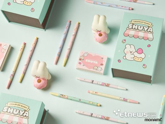 카톡 이모티콘 인기 캐릭터 슈야와 컬래버레이션 제품.