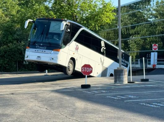지난 24일(현지시간) 미국 뉴욕 롱아일랜드에서 폭염으로 아스팔트가 녹아 그 위를 지나던 버스의 뒷바퀴가 빠진 모습. 사진=뉴욕포스트 캡처