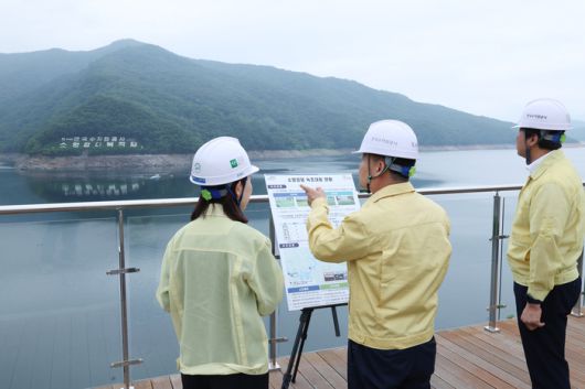 윤석대 한국수자원공사 사장(가운데)이 소양강댐 정상부에서 장마 종료 후 이어지는 폭염과 녹조 발생에 대비, 대응 현황 등을 살펴보고 있다. 사진 출처 : 수공