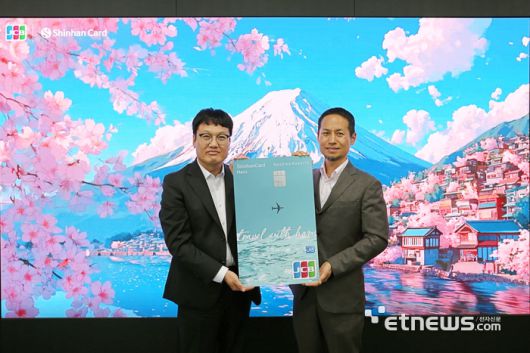 27일 오후 서울 중구 신한카드 본사에서 열린 기념행사에 참석한 박창훈 신한카드 사장(사진 왼쪽)과 요우카와 JCB 인터내셔날 사장이 기념사진을 촬영하고 있다.