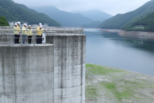 윤석대 한국수자원공사 사장(오른쪽 첫 번째)이 소양강댐 보조여수로를 점검하고 있다. 사진 출처 : 수공