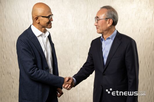 지난해 하반기 김영섭 KT 대표와 사티아 나델라 마이크로소프트 CEO 겸 이사회 의장이 만나 향후 5년 간 수조원을 클라우드·AI에 투자하는 협력 계약을 체결했다. [사진= KT 제공]