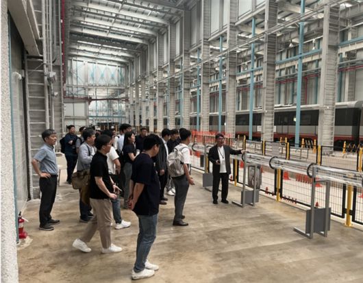 노주현 철도연 공인시험인증실 박사(오른쪽)가 대장~홍대 광역철도 터널축소모형에 대해 설명하고 있다.