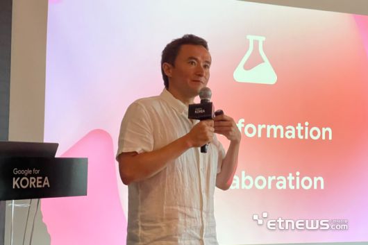 구글 연구·문서 작성 특화 AI '노트북LM' 개발을 총괄하는 사이먼 토쿠미네 구글 랩스 디렉터가 2일 서울 역삼동 조선팰리스에서 열린 미디어 브리핑에서 구글 AI 연구 방향성인 '트랜스포메이션'과 '콜라보레이션' 철학을 설명하고 있다. ⓒ박종진기자
