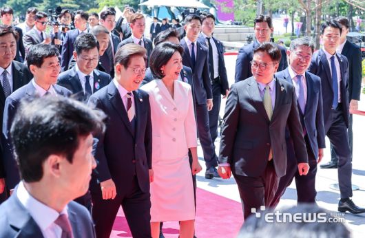 이재명 대통령과 부인 김혜경 여사가 4일 서울 여의도 국회에서 열리는 21대 대통령 취임식에 우원식 국회의장의 안내를 받으며 이동하고 있다.  이동근기자 foto@etnews.com