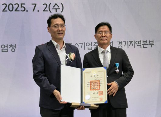 제52회 상공의 날 시상식에서  김홍근 비젠트로 대표(오른쪽)가 산업포장을 수상했다.