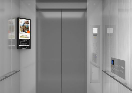 스마트미디어컴퍼니가  '2025 대한민국 기후환경 에너지 대전(KEET)'에서 선보이는 공기정화와 정보 디스플레이를 융합한 스마트 공공 키오스크 'PURIVISION(퓨리비전)' EV25 모델.