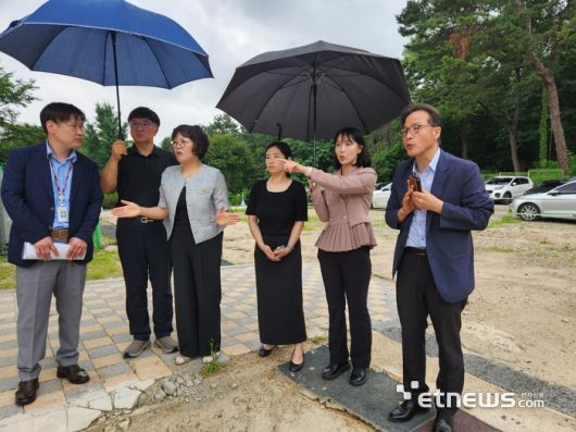 이인애 경기도의회 여성가족평생교육위원회 의원(오른쪽 두 번째)이 2일 고양시 명현학교에서 열린 정담회에 참석해 현장을 점검했다.