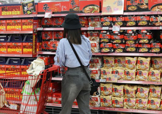 서울 시내 한 대형 마트에 라면이 진열돼 있다.[연합뉴스]