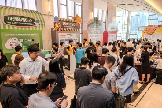 관람객들이 이날 행사장에 마련된 개발 프로그램 체혐을 하고 있다.