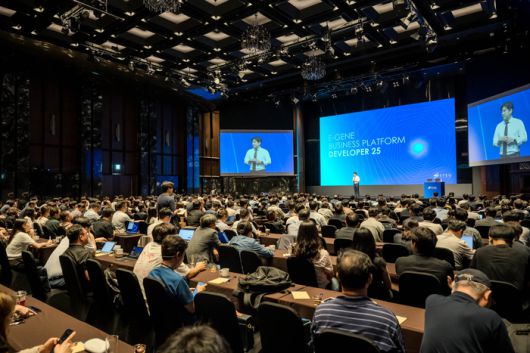 임현길 에스티이지 대표가 청중 500여명을 대상으로 개막연설을 진행했다.