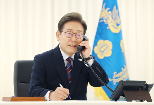 트럼프 대통령과 전화 통화 갖는 이재명 대통령     (서울=연합뉴스) 홍해인 기자 = 이재명 대통령이 6일 서울 한남동 관저에서 도널드 트럼프 미국 대통령과 전화 통화를 하기 위해 수화기를 들고 있다. 2025.6.6      hihong@yna.co.kr (끝)