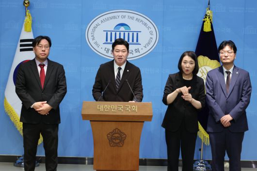 국민의힘 소장파 모임 '언더73'의 진종오 의원이 9일 서울 여의도 국회 소통관에서 당 혁신을 요구하는 기자회견을 하고 있다.(사진=연합뉴스)