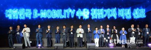 제12회 국제e모빌리티 엑스포가 9일 제주 서귀포시 신화월드 컨벤션센터에서 열렸다. 김대환 국제e모빌리티엑스포 조직위원장(왼쪽부터), 강병준 전자신문 대표, 조환익 국제e모빌리티엑스포 공동위원장, 에드먼드 아라가 아시아 전기차 연합회장 등 내빈들이 대한민국 e모빌리티 수출 전진기지 비전 선포 세리모니를 하고 있다.  제주=이동근기자 foto@etnews.com