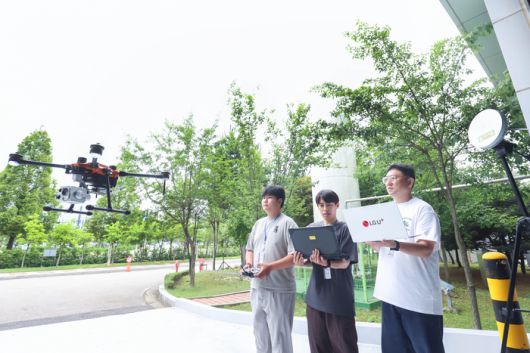 인천 송도 RAPA IoT기술지원센터에서 LG유플러스 직원들이 레드캡 기술로 연결된 드론을 시험하고 있는 모습