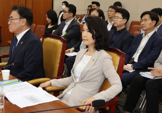 국회 과방위 참석한 이진숙 방통위원장     (서울=연합뉴스) 김주형 기자 = 7일 서울 여의도 국회에서 열린 과학기술정보방송통신위원회 전체회의에 이진숙 방통위원장이 참석해 자리하고 있다.  2025.7.7     kjhpress@yna.co.kr (끝)
