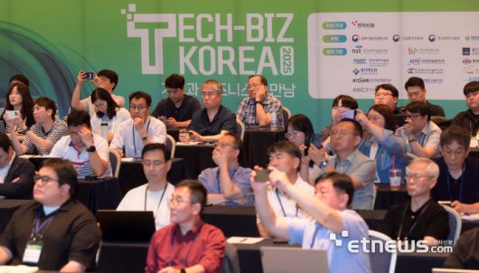 전자신문 주최 '테크비즈코리아 2025'가 10일 대전컨벤션센터에서 열렸다.  참석자들이 정부 R&D 및 지원사업 설명회를 경청하고 있다. 김민수기자 mskim@etnews.com