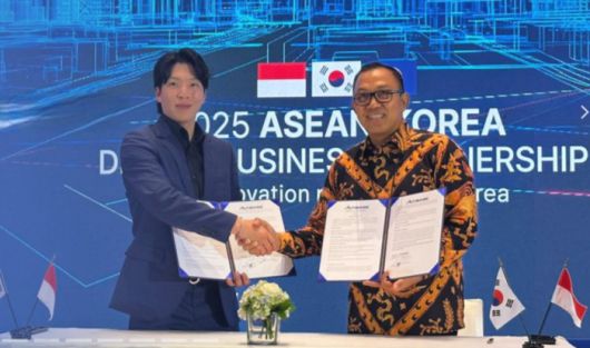 남서우 알티베이스 본부장(사진 왼쪽)과 트리 하르얀토 아루라하르자 디텍터가 인도네시아 공공 및 금융시장 확대 협력을 맺고 기념촬영했다.