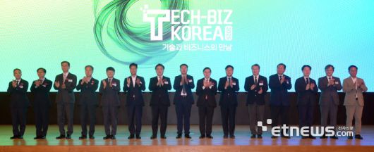 전자신문 주최 '테크비즈코리아 2025'가 10일 대전컨벤션센터에서 열렸다. 행사에 참석한 주요 내·외빈들이 기념촬영을 하고 있다. 왼쪽부터 왼쪽부터 최치호 한국과학기술지주 대표, 이창근 한국에너지기술연구원장, 이호성 한국표준과학연구원장, 방승찬 한국전자통신연구원장, 양성광 한국기초과학지원연구원장, 김영식 국가과학기술연구회 이사장, 유상임 과학기술정보통신부 장관, 강병준 전자신문 대표, 이식 한국과학기술정보연구원장, 사공명 한국철도기술연구원장, 권이균 한국지질자원연구원장, 이영국 한국화학연구원장, 정희권 연구개발특구진흥재단 이사장, 채순기 기초과학연구원 본부장, 박대희 대전창조경제혁신센터 대표. 김민수기자 mskim@etnews.com