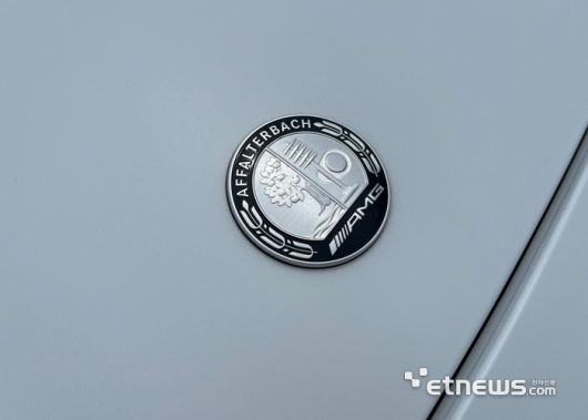 보닛 위에 부착된 메르세데스-AMG 엠블럼. 제주=정치연 기자