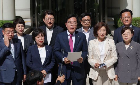 채상병 사건 수사방해 의혹을 수사하는 이명현 순직해병특검팀이 국민의힘 임종득 의원실을 압수수색 중인 11일 국민의힘 송언석 비상대책위원장 겸 원내대표가 서울 서초구 서울중앙지방법원을 항의 방문해 발언하고 있다. (사진=연합뉴스)