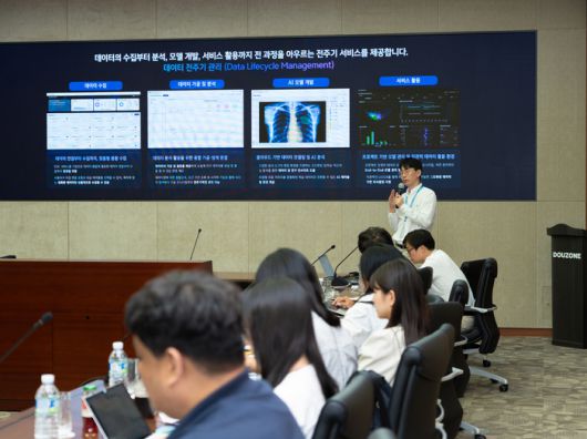 이서용 더존비즈온 데이터플랫폼개발 유닛장이 '개인정보 이노베이션 존'에 대해 설명하고 있다. (개인정보보호위원회 제공)