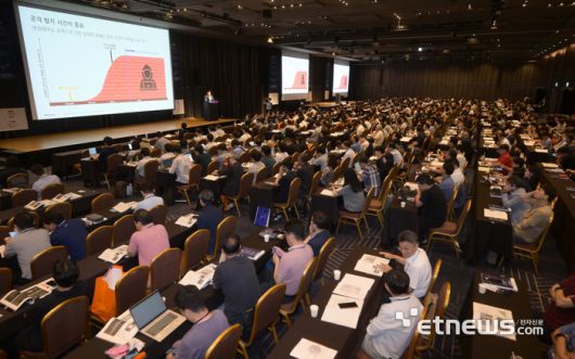 14일 서울 삼성동 코엑스 그랜드볼룸에서 열린 전자신문·한국데이터센터연합회 공동 주최 '2025년 데이터센터 서밋 코리아' 행사장이 꽉 찼다. 이날 행사에는 1500명의 참관객이 몰렸다. 김민수기자 mskim@etnews.com