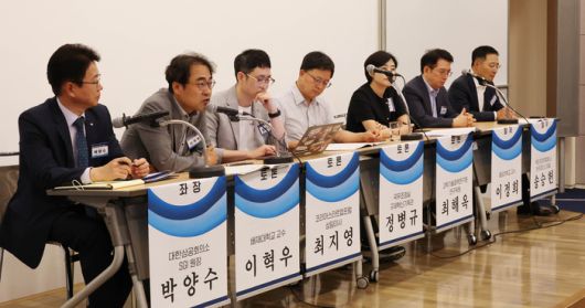 대한상공회의소가 14일 개최한 새정부 규제개혁 방향 토론회에서 주요 참석자들이 토론하고 있다.