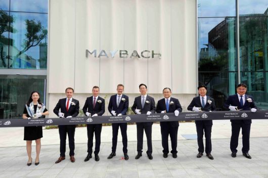 왼쪽부터 김나정 메르세데스-벤츠 코리아 네트워크 개발 및 트레이닝 부문 총괄 부사장, 다니엘 레스코우 메르세데스-벤츠 AG 메르세데스-마이바흐 총괄, 마티아스 바이틀 메르세데스-벤츠 코리아 대표이사 사장, 마티아스 가이젠 메르세데스-벤츠 그룹 AG 이사회 멤버 겸 마케팅 & 세일즈 총괄,안성훈 HS효성 대표이사, 노재봉 HS효성더클래스 대표이사, 이경섭 HS효성더클래스 전무, 이상무 HS효성더클래스 영업 본부장이 '마이바흐 브랜드센터 서울' 개관식에 참석했다.